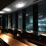 梅田 ブルーバード - バー利用に最適！ 夜景も見れるカウンタータイプのソファー席。