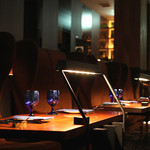 梅田 ブルーバード - 背もたれの高いゆったりソファー席。窓際から二列目のこの席は、パノラマ夜景も見渡せ、密着感のあるお席でスタッフオススメのお席です♪