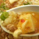 新華苑 - 細かい赤唐辛子が散らばっててピリ辛です。