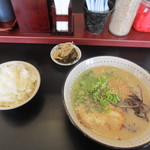 Mammaru - 暫く待つとラーメンが出来上がってテーブルに運ばれてきました。
                      