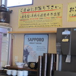 Mammaru - 食券を店員さんに渡したら販売機の横にあるセルフコーナーで水と特製のお惣菜をとりに向かいます。
                      