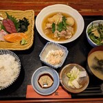 Izakaya Hokusai - お刺身と肉じゃが　1,000円