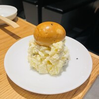 ビーフキッチン 渋谷店 - ポテトサラダ燻製卵のせ(税込600円)