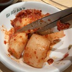 韓国料理 カンガンスルレ東館 - ハサミで切り分け