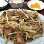 正華 - レバニラ炒め日替わり定食（ライス、サラダ、みそ汁、お新香、その他一品）：９３０円 