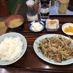 正華 - レバニラ炒め日替わり定食（ライス、サラダ、みそ汁、お新香、その他一品）：９３０円 