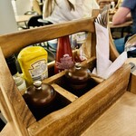 JACK’S RESTAURANT - 「チキン・カフェリアル (Chicken Cafreal)」と一緒に出てきた卓上調味料
            2023年12月27日