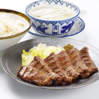 The ``Special Atsuyaki Set Meal'', which is cut into approximately 1cm thick pieces, is the most popular◎