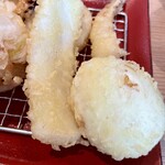 Tempura Meshi Ten Nosuke - 天之助定食@1,000円  イカ、半熟卵。これにて7品。どれもフワフワで美味いなぁ！天ツユにドバドバ浸すと香りが持って行かれるので、そのまま食べるのが吉！塩味を追加したければ卓上のおかず達で調整！