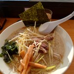 椿ラーメンショップ - 今日一　レイアウトが素晴らしいネギラーメン
