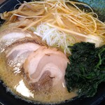 山亀家 - 豚骨醤油、チャーシュー2枚、味付ネギ