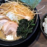 山亀家 - 豚骨醤油、チャーシュー2枚、味付ネギ