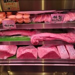 焼肉みつ星 - 玄関入口にあったお肉の冷ケース