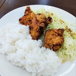 Manna Kankoku Chikin - フライドチキン定食。骨なしチキン２つと手羽元１つの組み合わせ。ライスもキャベツも大盛りです笑