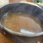 麺許皆伝 - スープのどアップ