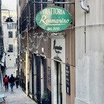 Trattoria Rosmarino - フェッラーリ広場からまあまあの急坂を降ったところに店がありました
