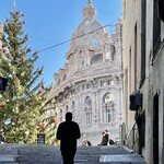 Trattoria Rosmarino - 店の前から広場を見上げるとこんな感じ　結構絵になる風景です