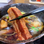 そば切り 八代 - 大ぶりの角煮が4枚も入っている。