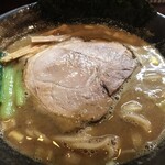 麺座 かたぶつ - 煮干主張が強いスープ　肉好き向きの大型焼豚一枚　野沢菜入り