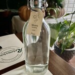 Trattoria Rosmarino - ジェノヴァの水はどこもきれいなガラスの瓶に入っていることが多くて目を惹きますよ