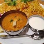 MOTHER INDIA - チキンビリヤニプレート、チキンカレー