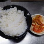 八仙楼 - 令和5年12月
営業時間(17:00〜24:30)
ライスセット 税込800円
天龍ラーメン、ライス、キムチ