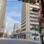 いっせん - 浅草ひさご通りの出口　言問通りを渡ると千束通り（マスキング修正済み）