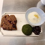 いっせん - お茶菓子 1,500円　左がハスカップのパウンドケーキ、右上が利平栗の甘露煮、右下が沢渡茶の大福