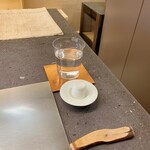いっせん - 初めに出されたお水とお手拭き