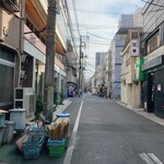 いっせん - 左手のビル1階にお店があります