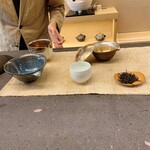 いっせん - 目の前で男性スタッフがお茶を淹れてくれます