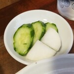 キッチン ブルー グローブ - お新香はきゅうり、カブのダブル