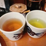 丸五 - (左)食後のジャスミン茶、(右)食前の緑茶