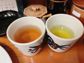 Marugo - (左)食後のジャスミン茶、(右)食前の緑茶