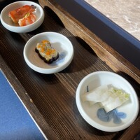 蟹王府 - 手前から大根の漬物、上海蟹と黒酢の煮凝り、海老の紹興酒