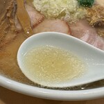 らぁ麺 すぎ本 - ほんのり節香る美しい清湯スープは、魚介や動物の旨みが幾重にも重なる深みのある味わい。