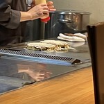 鉄板焼と焼肉の店のり - お好み焼　調理中　カウンター席より