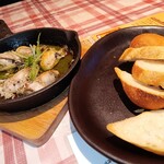 キッチン ハリネズミ - カキのアヒージョ