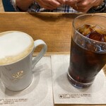 OSLO COFFEE - 左：ロイヤルのホットオーレ、右：キングのアイス