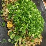 大出たばこ店 - お好み焼き豚玉うどん（砂ずり＋ネギ乗せ）