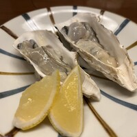 ざくろ 室町店 - お通しから2品選択、生牡蠣(塩レモン2)
