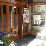 割烹 梅屋 - 成子神社の近くにお店はあります。