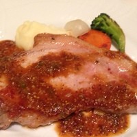 ル・ビストロ クー ドポール - もち豚ロース肉のソテー ピクルスと粒マスタードソース