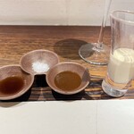 カツレツMATUMURA - 1番右のグラス: ドレッシング、右から自家製ウスターソース、しお、ポン酢