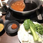 菜の庵 - 辛いスープとすき焼きをチョイス