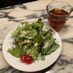 SAVOY - ランチセットについて来るサラダとピーチティー、普通の葉っぱのサラダなのだがなぜかとても美味しかった。ドレッシングがよかったのだと思う。