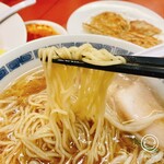 王餃子 - 麺は細麺