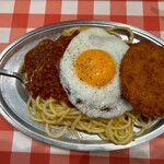 スパゲッティーのパンチョ - ミートソース並　目玉焼きとハムカツトッピング