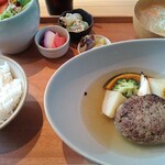 わたす日本橋 - 漢方合挽きハンバーグと季節野菜のポトフ仕立