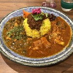 胡粋 - 三元豚ビンダルー、上にあるのはスパイシー蝦夷鹿キーマ